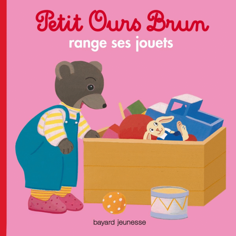 Petit Ours range ses jouets
